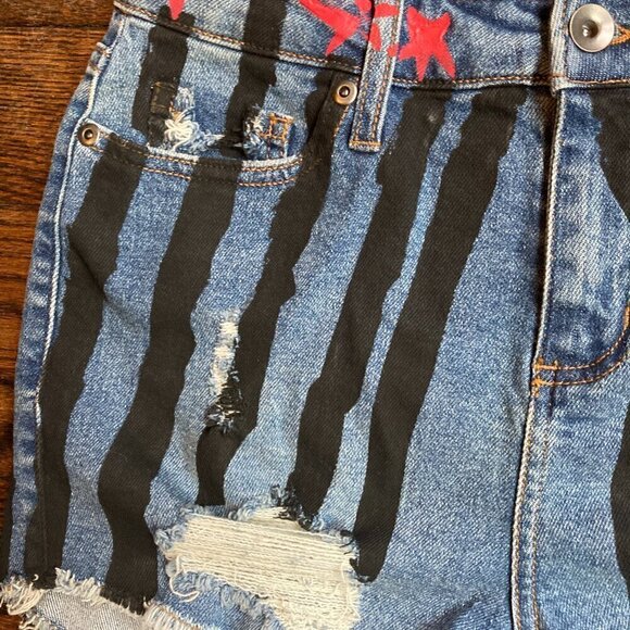 Harley Quinn Birds Of Prey DC Comics  Destructed Hi-Rise Shorts size 1-XS - Picture 5 of 9